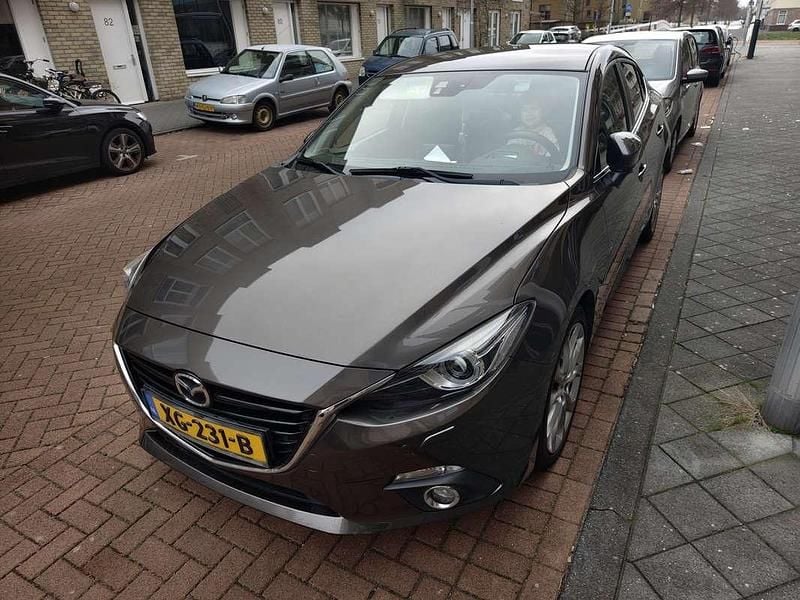Bruin Gebruikt 2016 Mazda 3 Sedan | € 13.500 (Eerlijke prijs) - Afbeelding 1/4