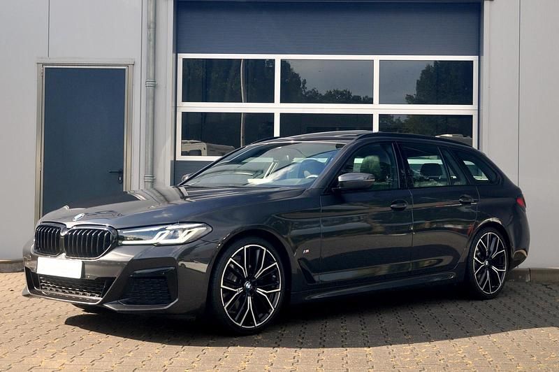 Grijs Gebruikt 2020 BMW 518 Executive Stationwagen | € 31.900 - Afbeelding 1/4