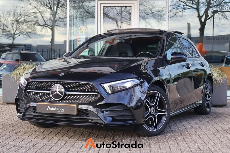 Zwart (metallic) Occasion 2021 Mercedes A250 AMG line Hatchback | € 26.700 (Eerlijke prijs) - Afbeelding 1/4