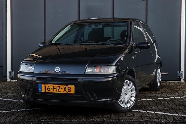 Zwart Occasion 2002 Fiat Punto Sedan | € 1.999 (Iets duurder) - Afbeelding 1/4