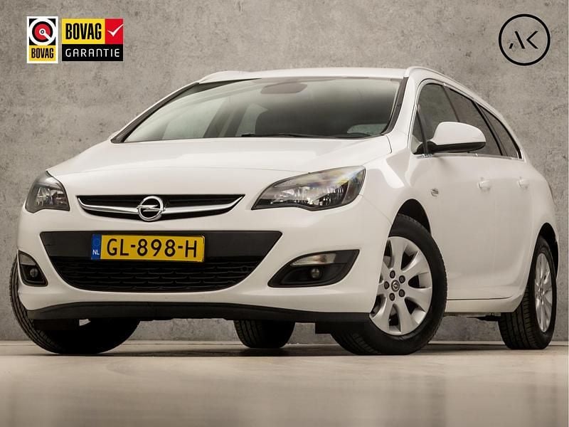 Wit Gebruikt 2015 Opel Astra Stationwagen | € 9.245 (Eerlijke prijs) - Afbeelding 1/4