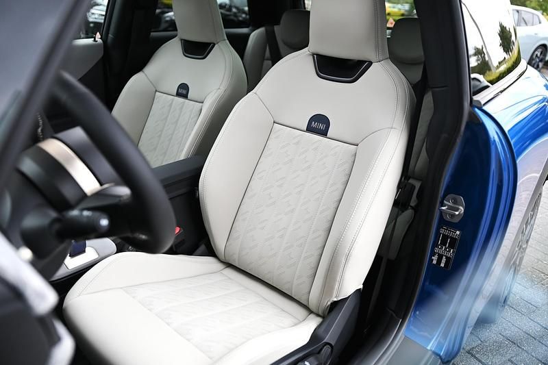 Occasion Mini Cooper Favoured 156 PK (114 kW) 2025 Blauw Hatchback