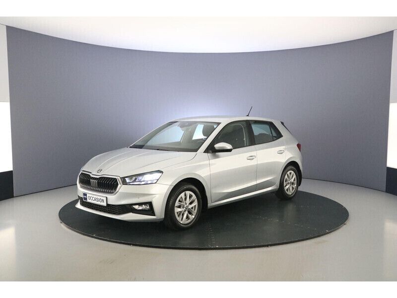 Brilliant silver Gebruikt 2023 Skoda Fabia Ambition Hatchback | € 23.400 (Iets duurder) - Afbeelding 1/4