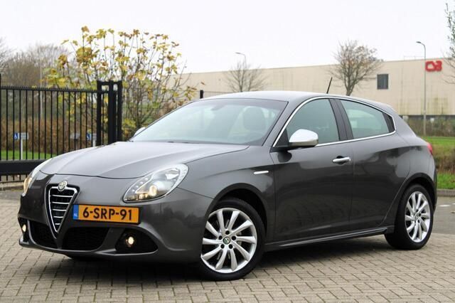 Grijs Gebruikt 2013 Alfa Romeo Giulietta Distinctive Hatchback | € 7.999 (Goede deal) - Afbeelding 1/4