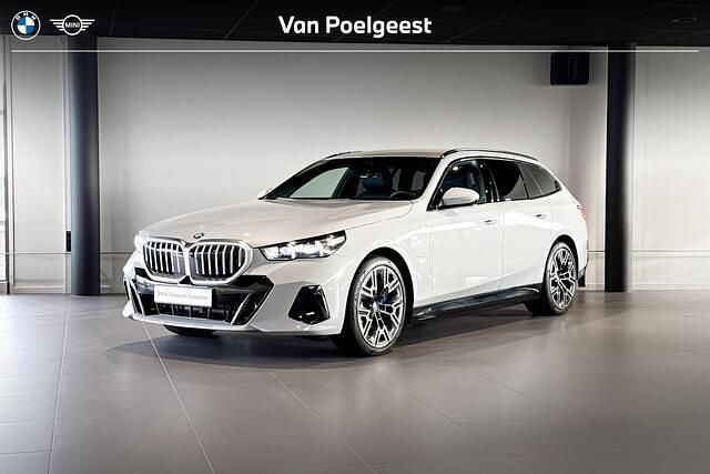 Brooklyn grau (c4p) Gebruikt 2024 BMW 530e M Sport Stationwagen | € 66.900 - Afbeelding 1/4