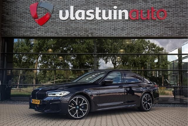Zwart Gebruikt 2021 BMW 545e M Sport Sedan | € 49.950 (Eerlijke prijs) - Afbeelding 1/4
