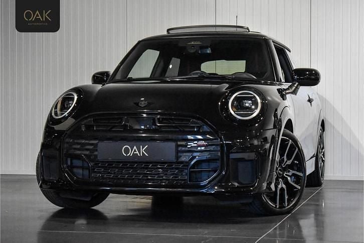 Zwart (metallic) Occasion 2024 Mini John Cooper Works Hatchback | € 34.900 (Eerlijke prijs) - Afbeelding 1/4