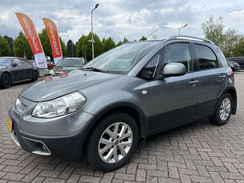 Grijs Gebruikt 2012 Fiat Sedici Emotion SUV | € 6.490 (Eerlijke prijs) - Afbeelding 1/4