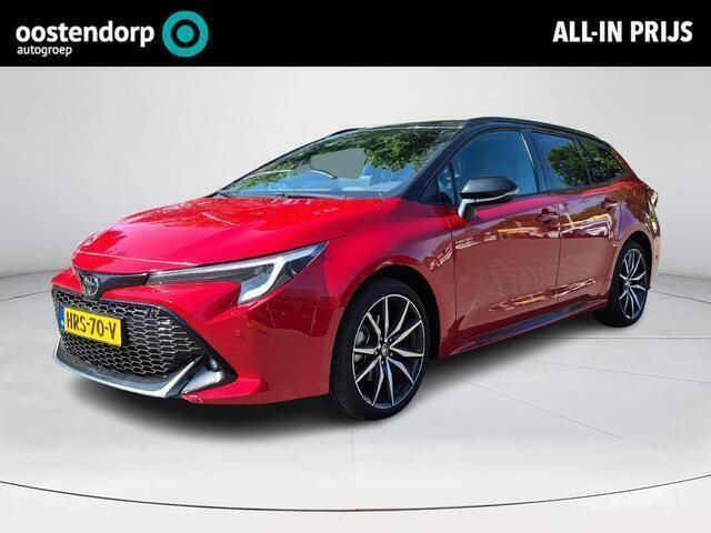 Rood Gebruikt 2023 Toyota Corolla Plus Stationwagen | € 33.445 (Eerlijke prijs) - Afbeelding 1/4
