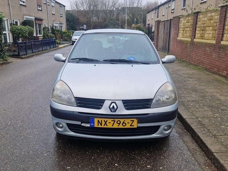 Grijs Occasion 2004 Renault Clio II Luxe Hatchback | € 600 (Super prijs) - Afbeelding 1/4