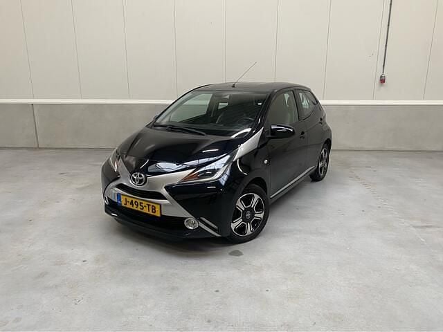 Zwart (metallic) Gebruikt 2015 Toyota Aygo X-cite Hatchback | € 7.950 (Eerlijke prijs) - Afbeelding 1/4
