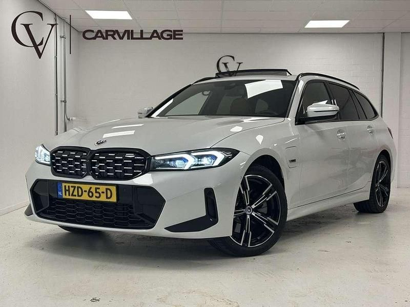 Wit Gebruikt 2022 BMW 330e M Sport Stationwagen | € 45.445 (Eerlijke prijs) - Afbeelding 1/4