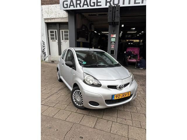 Grijs Gebruikt 2009 Toyota Aygo Hatchback | € 1.500 (Eerlijke prijs) - Afbeelding 1/4