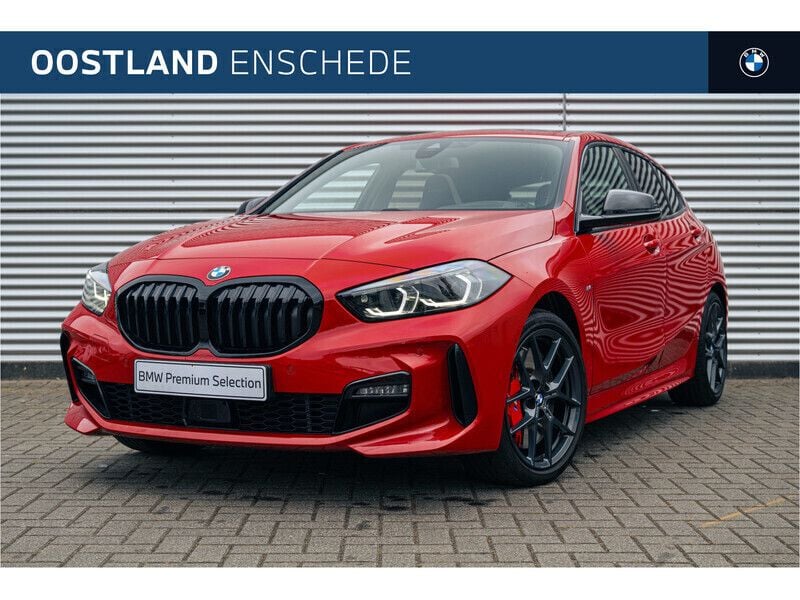 Rood Gebruikt 2024 BMW 118 Executive Hatchback | € 39.950 (Eerlijke prijs) - Afbeelding 1/4