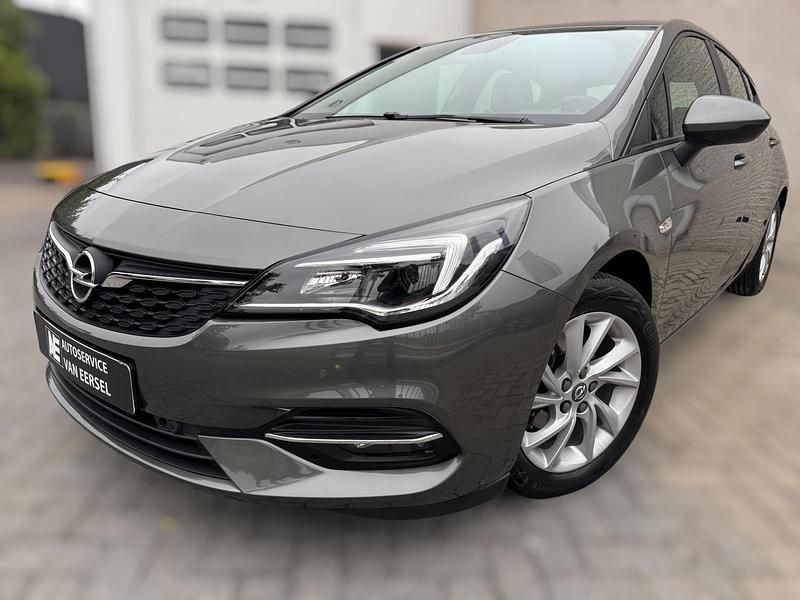 Grijs Gebruikt 2020 Opel Astra Edition Hatchback | € 14.950 (Eerlijke prijs) - Afbeelding 1/4