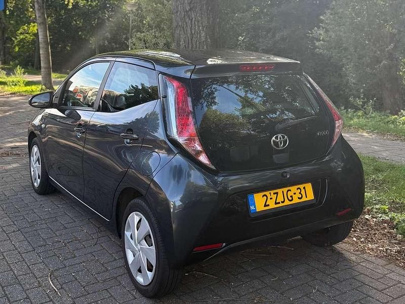 Grijs Gebruikt 2015 Toyota Aygo X-play Hatchback | € 4.600 (Eerlijke prijs) - Afbeelding 1/4