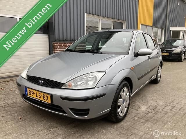 Grijs Occasion 2003 Ford Focus Hatchback | € 1.149 (Goede deal) - Afbeelding 1/4