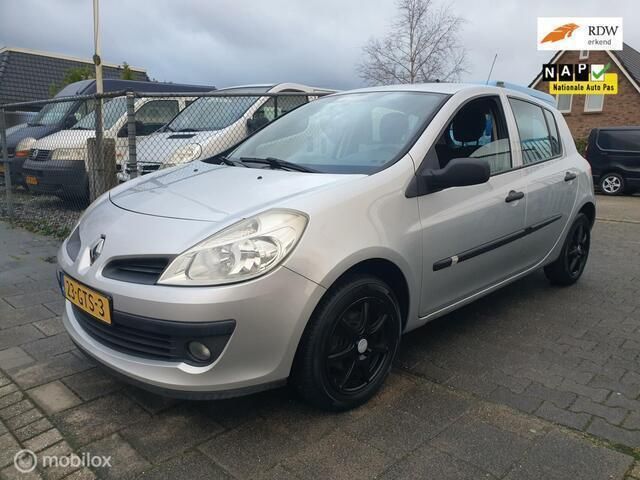 Grijs, metallic lak Gebruikt 2008 Renault Clio II Hatchback | € 2.000 (Eerlijke prijs) - Afbeelding 1/4