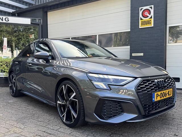 Grijs Gebruikt 2022 Audi A3 Basis Sedan | € 26.950 (Eerlijke prijs) - Afbeelding 1/4