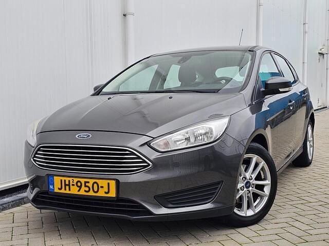 Grijs (metallic) Occasion 2016 Ford Focus Trend Hatchback | € 4.850 (Eerlijke prijs) - Afbeelding 1/4