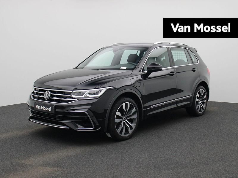 Zwart Gebruikt 2022 VW Tiguan R-line SUV | € 35.900 (Eerlijke prijs) - Afbeelding 1/4