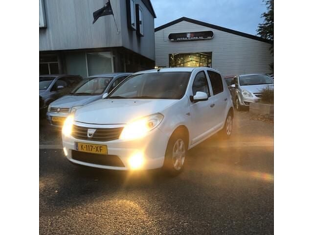 Wit Gebruikt 2010 Dacia Sandero Lauréate Hatchback | € 1.295 (Goede deal) - Afbeelding 1/4