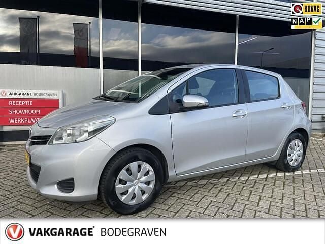 Grijs (metallic) Occasion 2012 Toyota Yaris Hatchback | € 7.950 (Goede deal) - Afbeelding 1/4