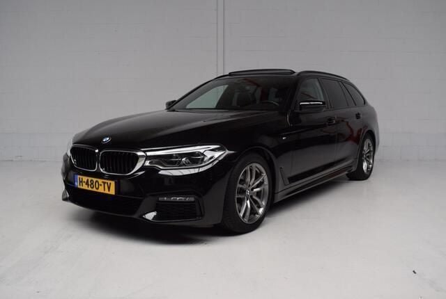 Zwart, metallic lak Gebruikt 2020 BMW 520 M Sport Stationwagen | € 32.945 (Goede deal) - Afbeelding 1/4