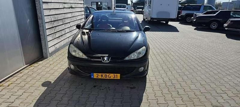 Zwart Gebruikt 2002 Peugeot 206 Cabriolet | € 1.750 (Eerlijke prijs) - Afbeelding 1/4