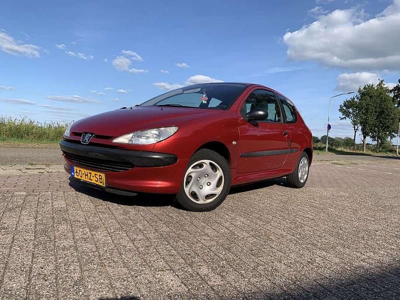 Gebruikt 2002 Peugeot 206 Filou Sedan | € 2.100 (Duur) - Afbeelding 1/4