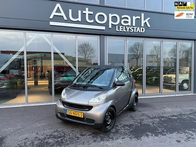 Zwart (metallic) Gebruikt 2010 Smart ForTwo Coupé Pure Coupé | € 5.450 (Iets duurder) - Afbeelding 1/4