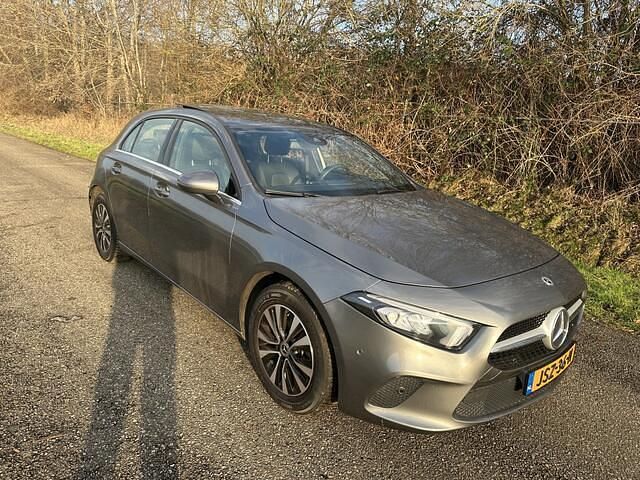 Grijs (metallic) Occasion 2022 Mercedes A200 Premium Hatchback | € 27.950 (Eerlijke prijs) - Afbeelding 1/4