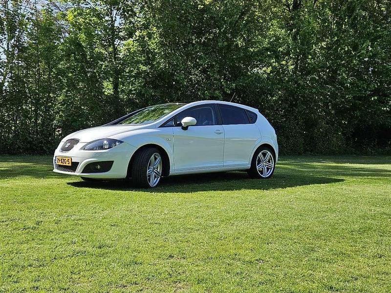 Wit Gebruikt 2012 Seat Leon Copa MPV | € 4.750 (Eerlijke prijs) - Afbeelding 1/4