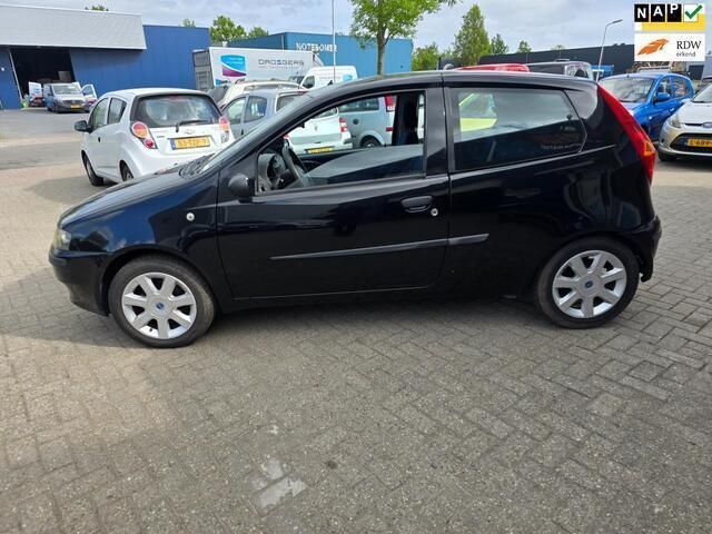 Zwart Gebruikt 2003 Fiat Punto Hatchback | € 1.250 (Eerlijke prijs) - Afbeelding 1/4