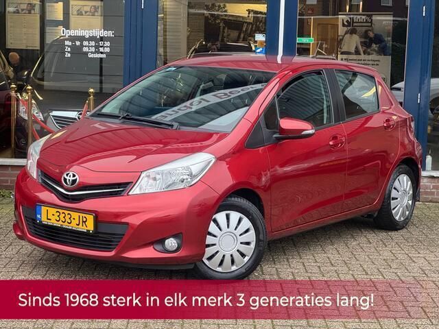 Rood, metallic lak Gebruikt 2013 Toyota Yaris Trend Hatchback | € 6.790 (Eerlijke prijs) - Afbeelding 1/4