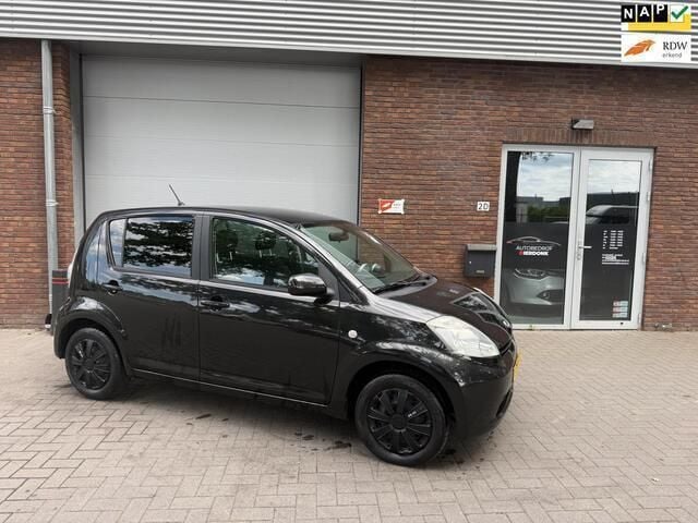Zwart Gebruikt 2006 Daihatsu Sirion Hatchback | € 1.499 (Goede deal) - Afbeelding 1/4
