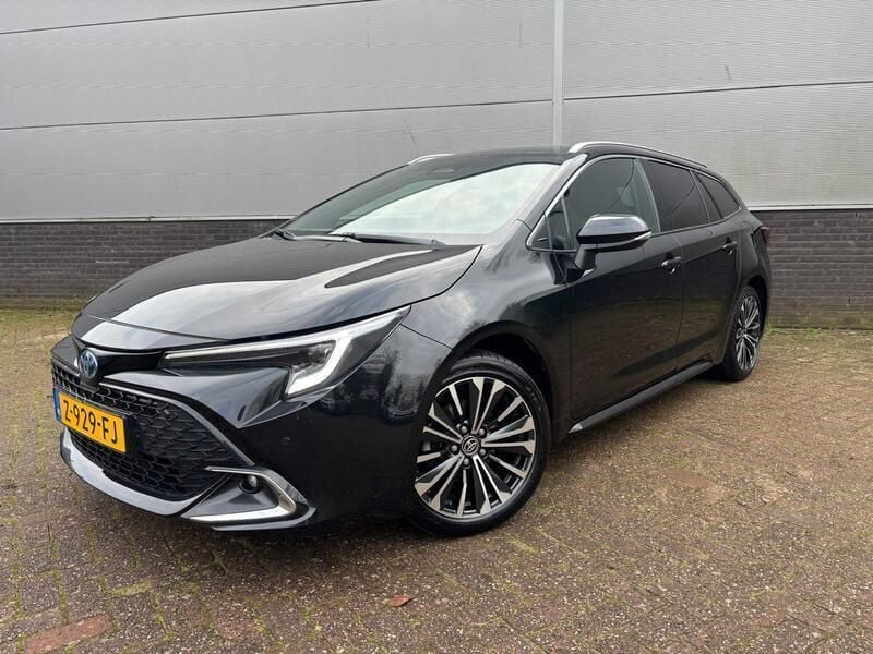Zwart Gebruikt 2024 Toyota Corolla Hybrid Stationwagen | € 33.480 (Eerlijke prijs) - Afbeelding 1/4