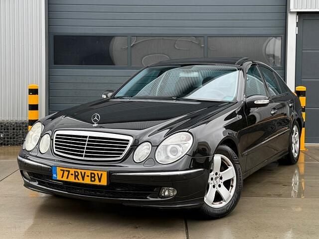Zwart (metallic) Occasion 2005 Mercedes E220 Avantgarde Sedan | € 2.699 (Eerlijke prijs) - Afbeelding 1/4
