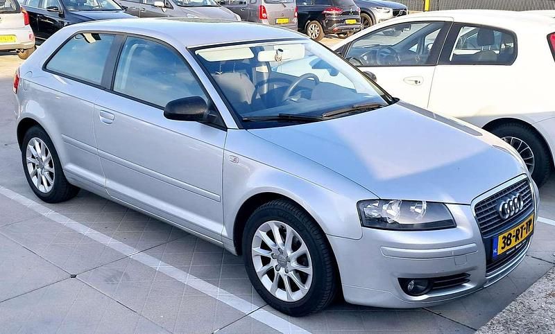 Zilver Gebruikt 2005 Audi A3 Attraction Hatchback | € 1.895 (Goede deal) - Afbeelding 1/4