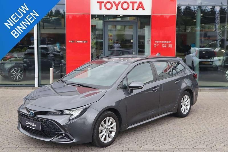 Grijs Gebruikt 2023 Toyota Corolla Stationwagen | € 26.400 (Goede deal) - Afbeelding 1/4