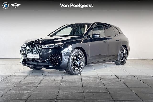 Saphirschwarz metallic (zwart metallic) Occasion 2024 BMW iX Comfort Edition SUV | € 66.900 (Eerlijke prijs) - Afbeelding 1/4