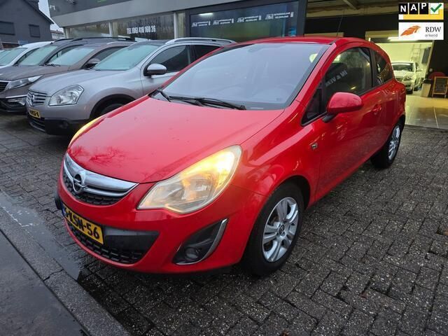 Rood Gebruikt 2013 Opel Corsa Cosmo Hatchback | € 5.850 (Eerlijke prijs) - Afbeelding 1/4