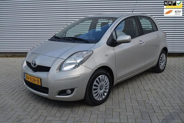 Beige (metallic) Occasion 2010 Toyota Yaris Hatchback | € 5.250 (Eerlijke prijs) - Afbeelding 1/4