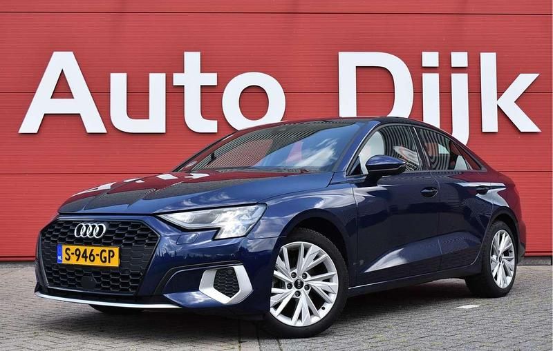 Blauw, metallic lak Gebruikt 2022 Audi A3 S-Line Sedan | € 31.950 (Super prijs) - Afbeelding 1/4