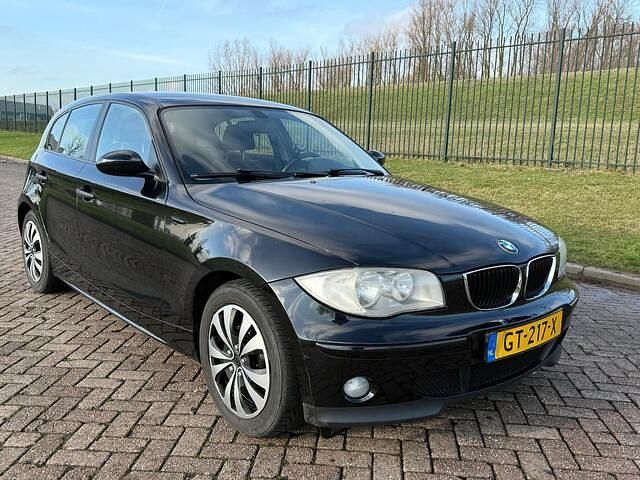 Zwart Occasion 2006 BMW 116 Executive Hatchback | € 2.950 (Eerlijke prijs) - Afbeelding 1/4