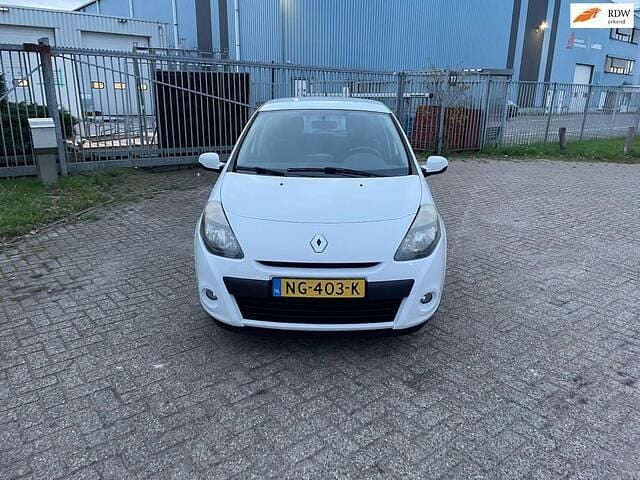 Wit Gebruikt 2011 Renault Clio II Collection Hatchback | € 2.599 (Eerlijke prijs) - Afbeelding 1/4