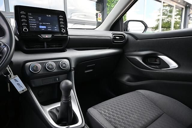 Wit Gebruikt 2022 Toyota Yaris Active Hatchback | € 14.950 (Goede deal) - Afbeelding 1/4