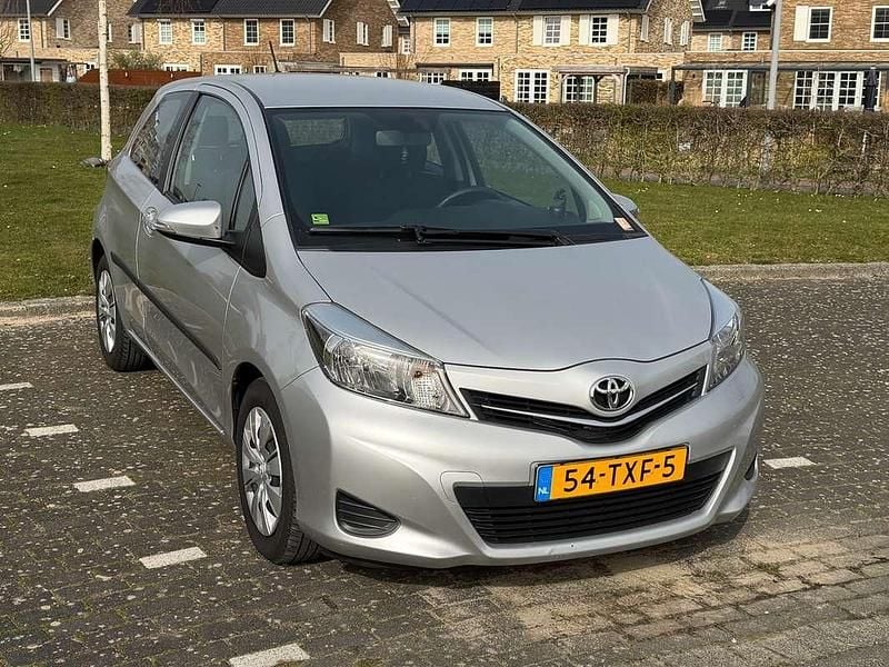 Occasion Toyota Yaris 99 PK (72 kW) 2012 Zilver Hatchback