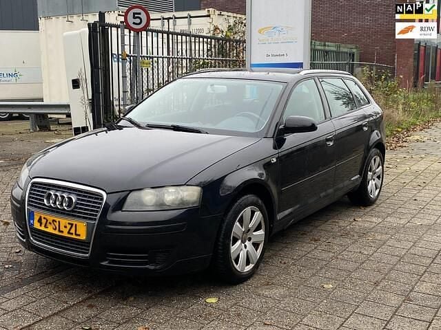 Zwart (metallic) Gebruikt 2006 Audi A3 Sportback Attraction Hatchback | € 1.749 (Super prijs) - Afbeelding 1/4