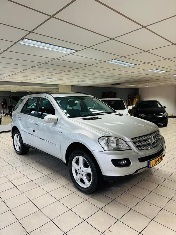 Grijs (metallic) Gebruikt 2006 Mercedes 350 SUV | € 18.499 (Eerlijke prijs) - Afbeelding 1/4